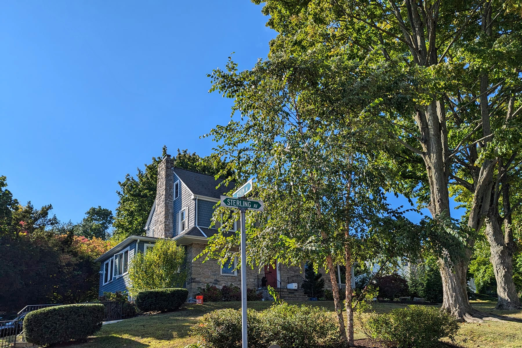 Thumbnail of completed plant bed, along the walkway, with mulch, and stone