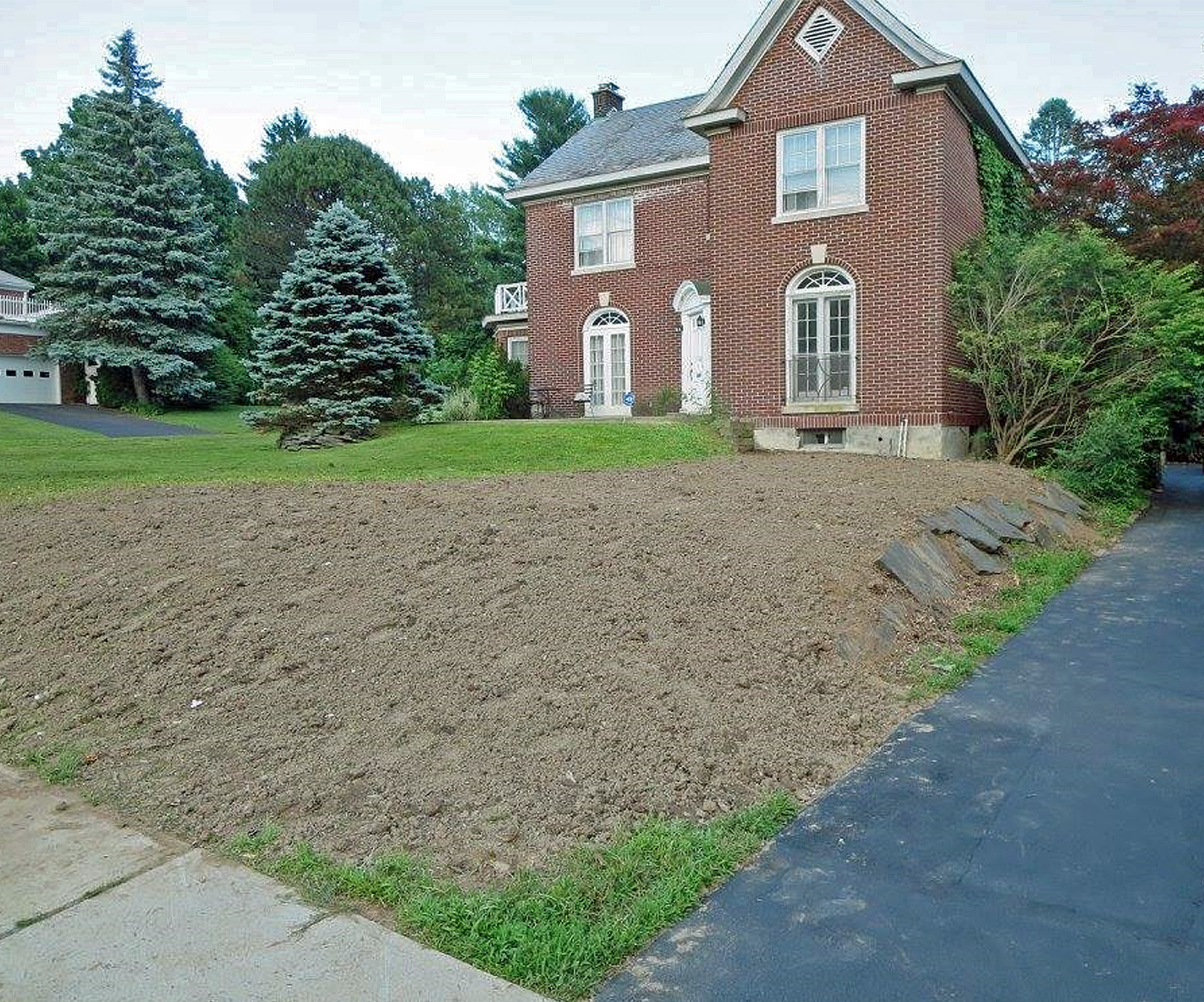 Thumbnail of before image of house with no grass along driveway