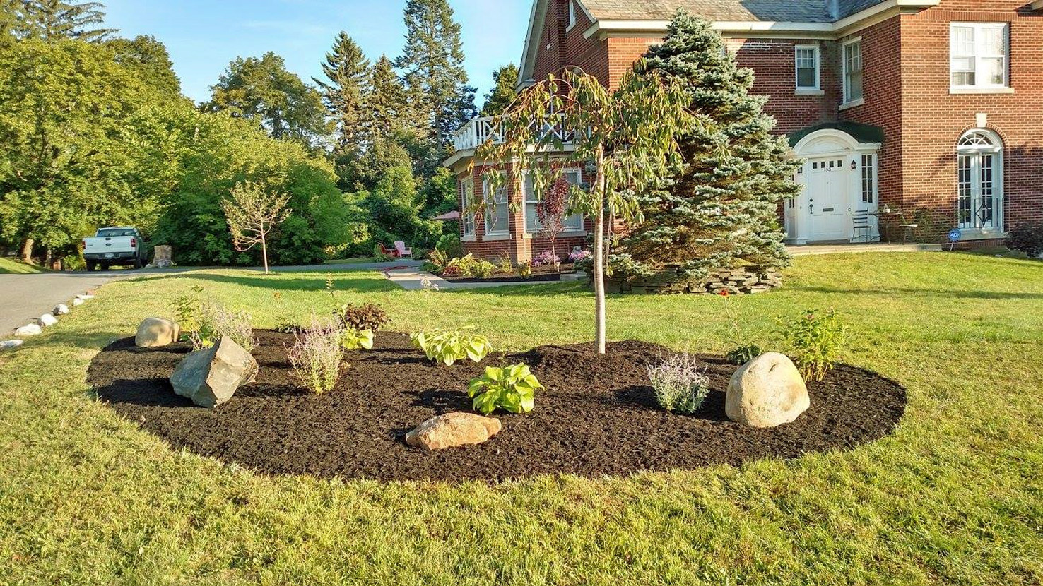 Image of completed plant bed with mulch