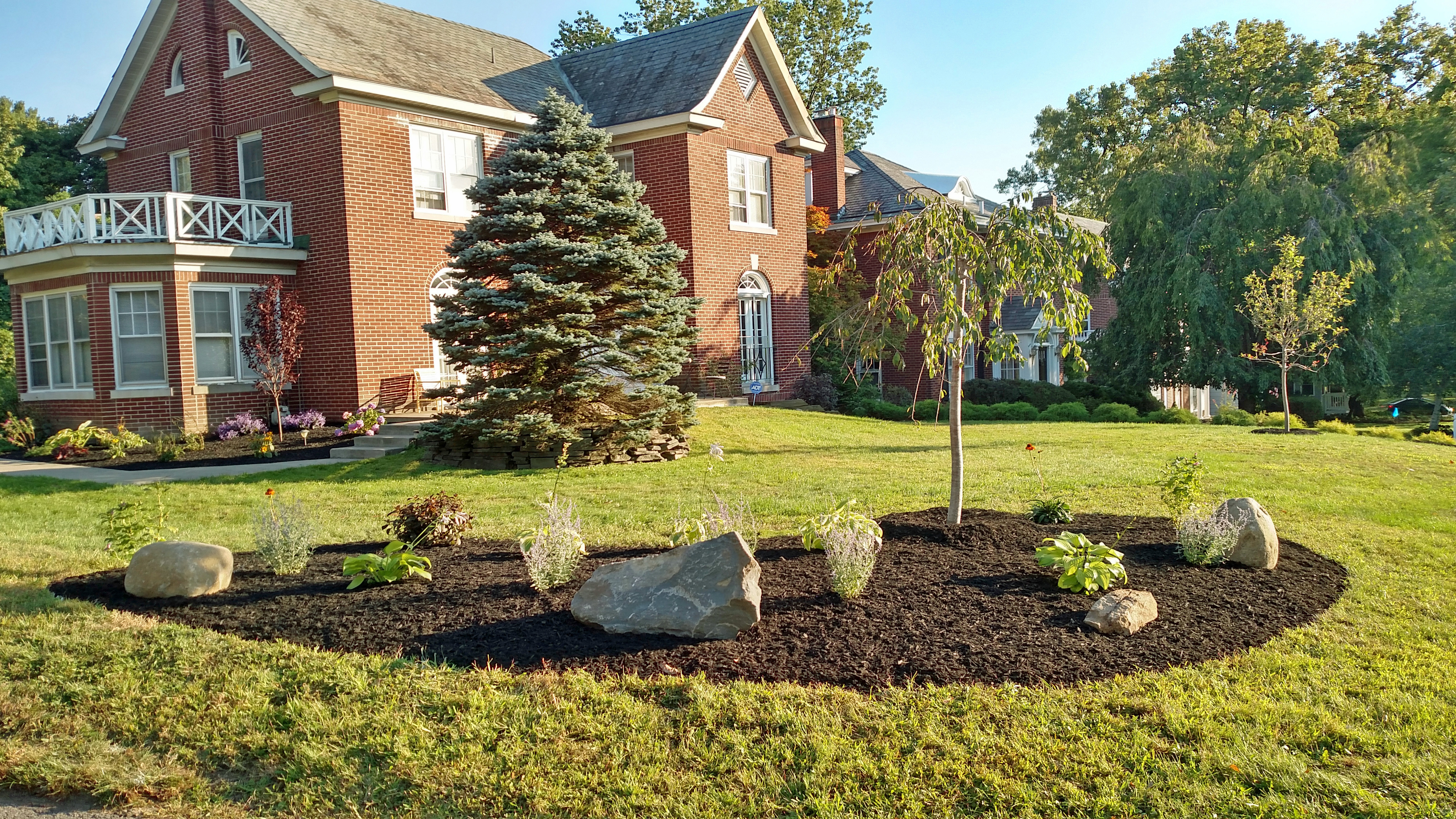 Image of completed plant bed with mulch