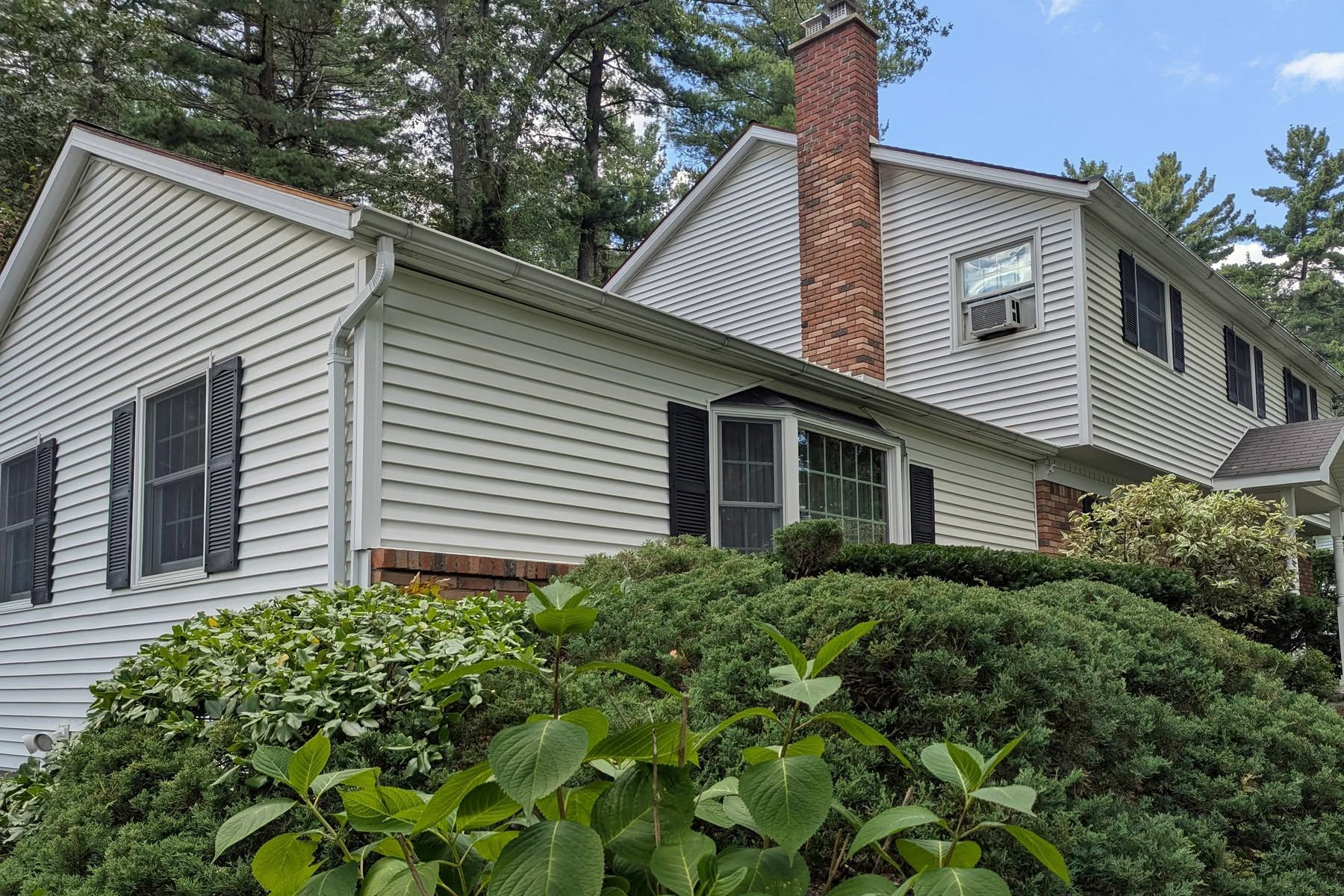 Thumbmnail image of a freshly mowed lawn, removed weeds, and fresh mulch